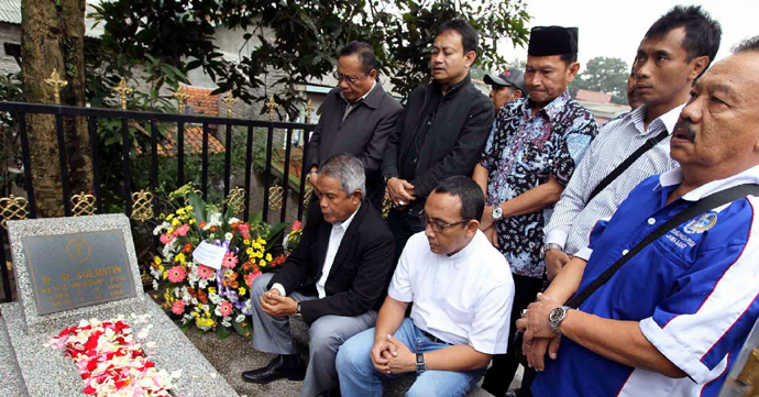 PSSI Ziarah Ke Makam Ir Soeratin