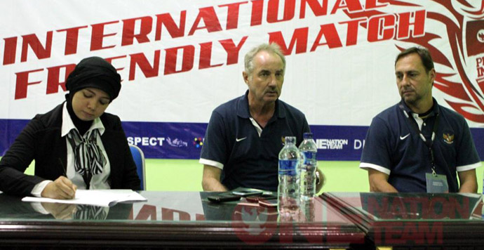 Riedl Keluhkan Permainan Lawan