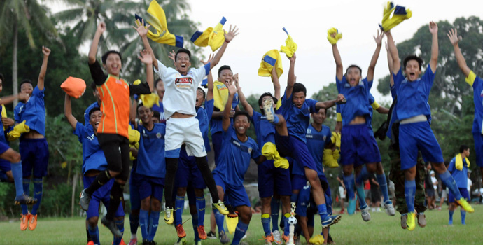 Arema U-17 Angkat Trofi Juara Jawa Bali 2015